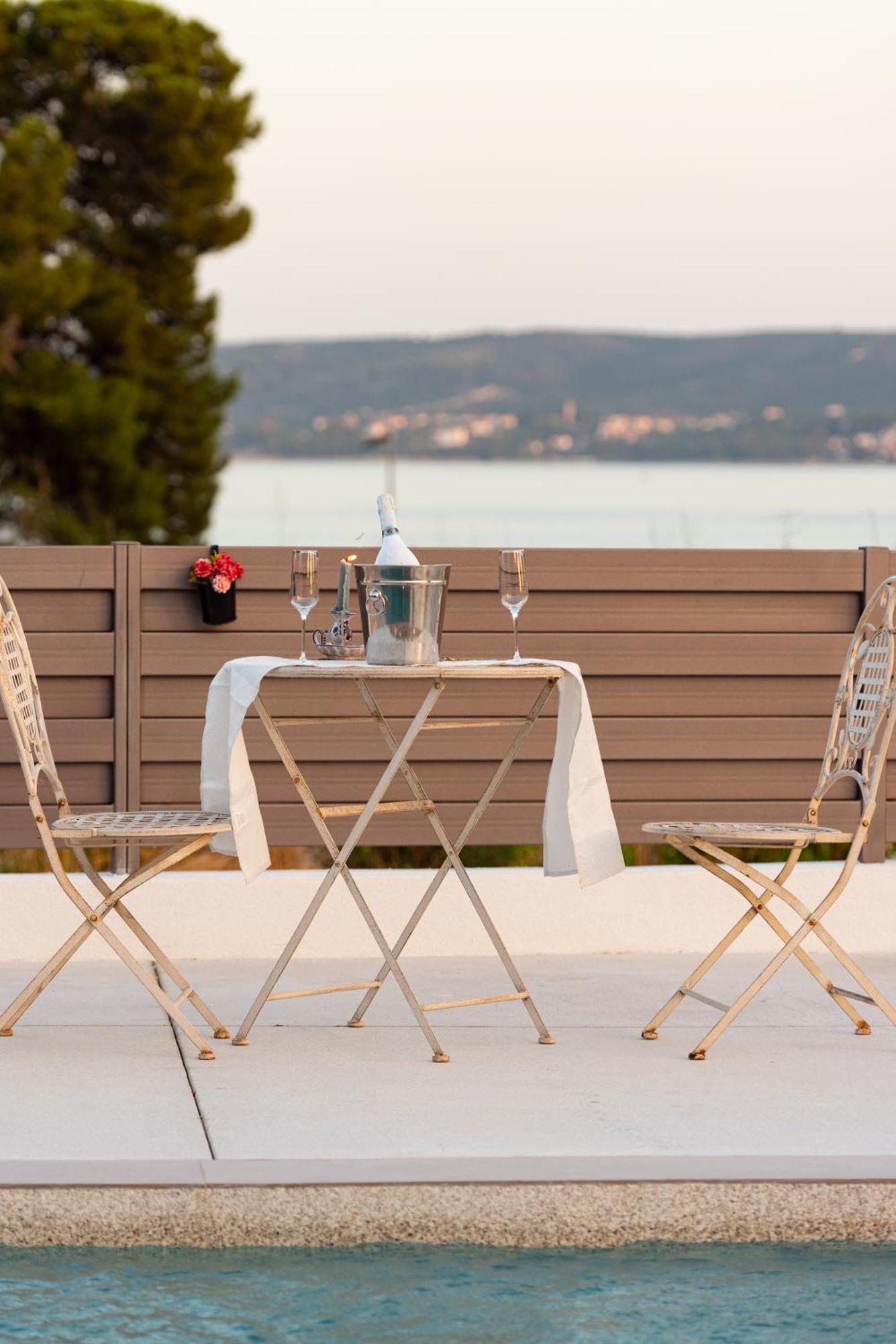 Beach Haven House With Pool And Jacuzzi Каштела Екстер'єр фото