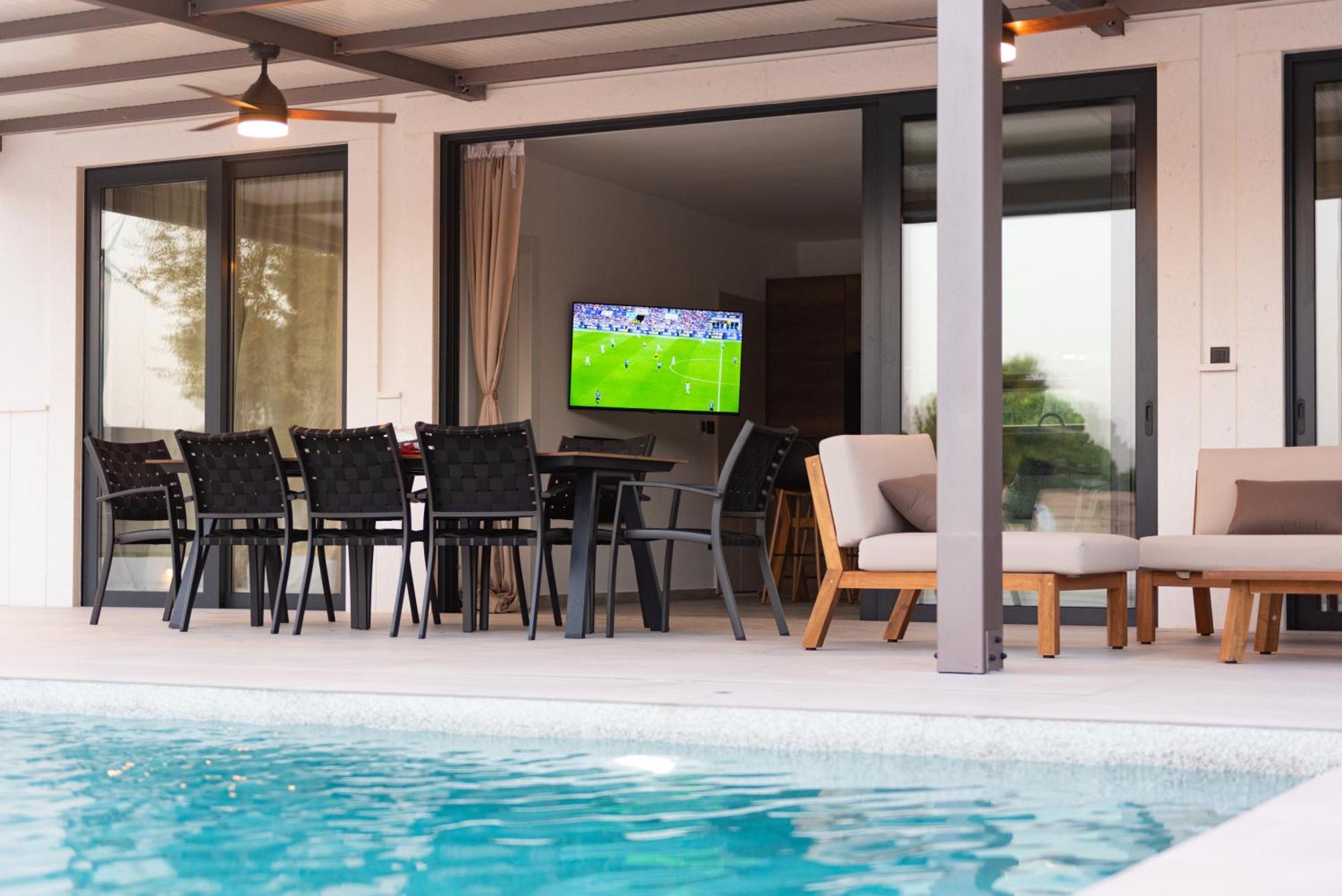 Beach Haven House With Pool And Jacuzzi Каштела Екстер'єр фото