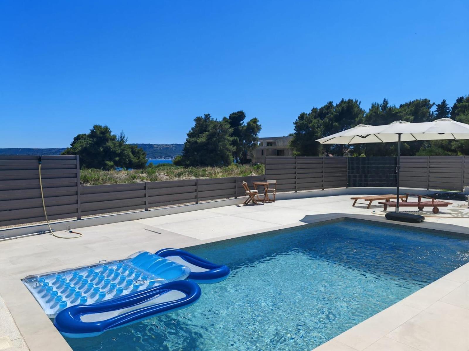Beach Haven House With Pool And Jacuzzi Каштела Екстер'єр фото